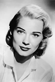 How tall is Hope Lange?
